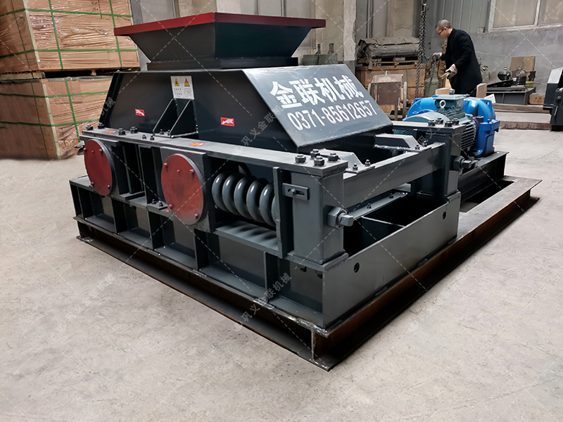 中型半自動液壓對輥破碎機設備發貨 發往河南