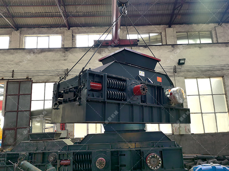 1000x700型直連式液壓對輥制砂機發貨圖片