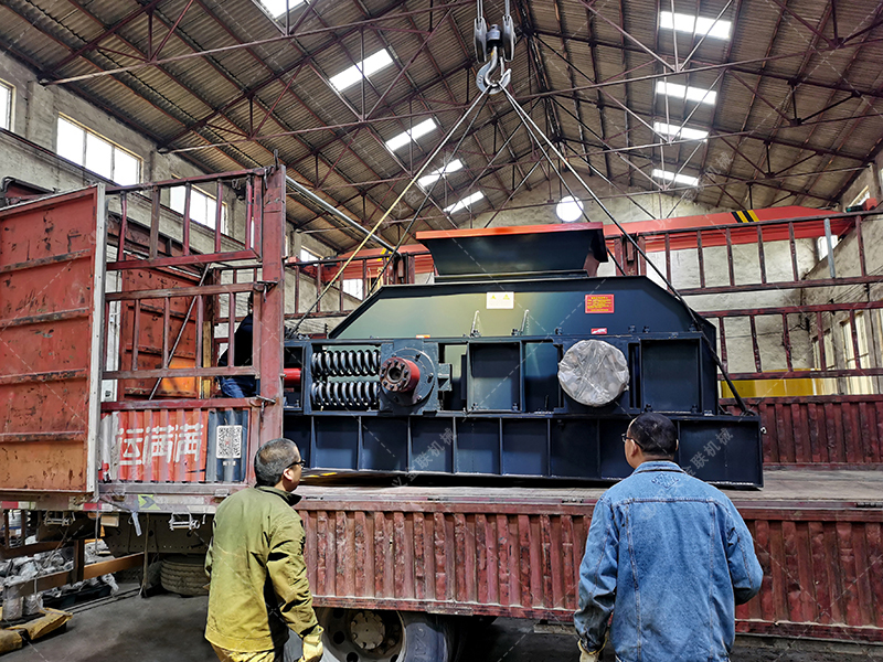 1000x700型直連式液壓對輥制砂機發貨圖片